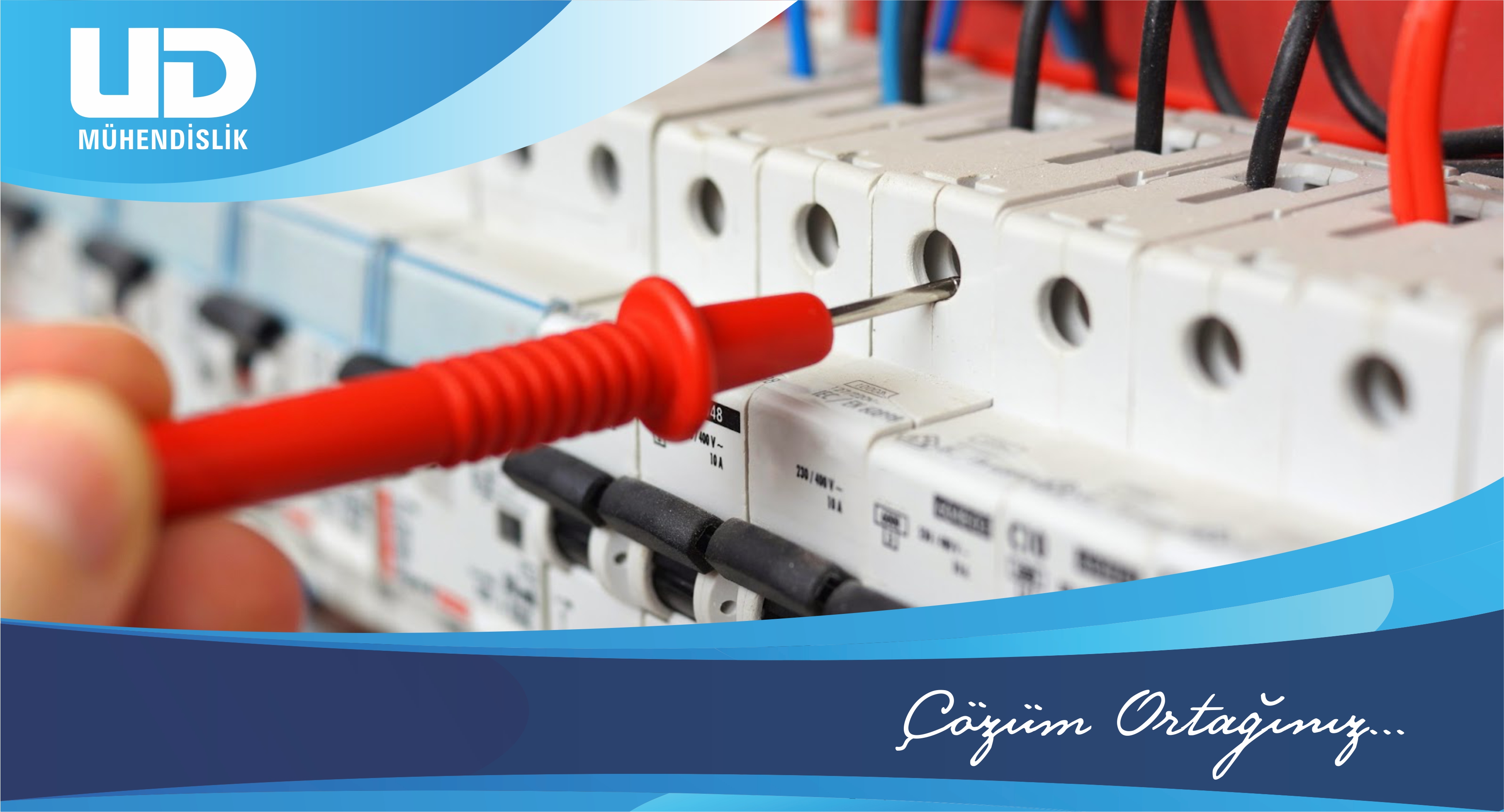 UD Mühendislik Yetkili elektrik mühendisinin bir elektrik panosunda iç tesisat muayenesi ve topraklama ölçümü yapması